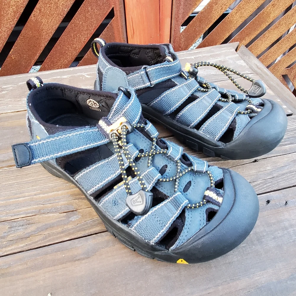 Keen Water Hiking Sandal Shoes. kids size 3. GPWC. Blue. Plenty of life left.